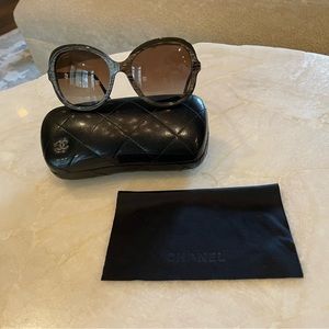 Chanel chic sunglasses